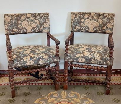 PAIRE DE FAUTEUILS piètement et entretoise...