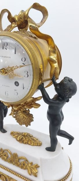 PENDULE en bronze doré et patiné, socle en...