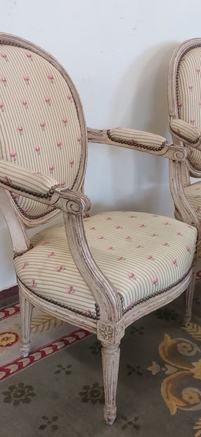 PAIRE DE FAUTEUILS en bois laqué, pieds cannelés
Style...