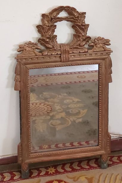 Gilded wood FRONTON MIRROR with foliage decoration
Louis...
