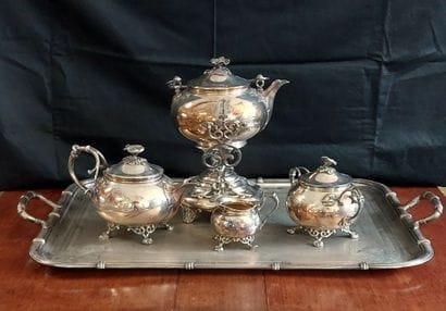 IMPORTANT PLATEAU in chased silver metal...