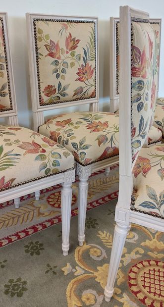 SUITE DE QUATRE CHAISES en bois laqué, tissu...