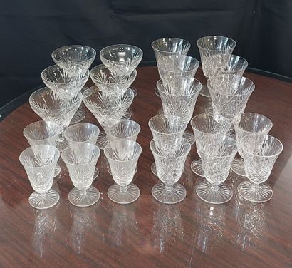 Cut crystal service including :
- 6 water...