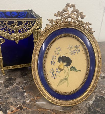 LOT including :
- 1 small blue glass and...