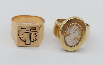 RING SET
- 18K yellow gold cameo ring.
-...