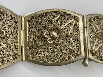 Silver belt with flower design
Crab hallmark
Weight...