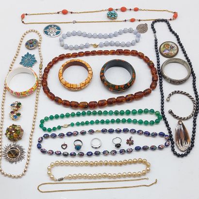LOT OF JEWELRY FANTAISIES including necklaces,...