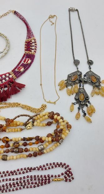 LOT DE BIJOUX FANTAISIES 
Colliers et br...