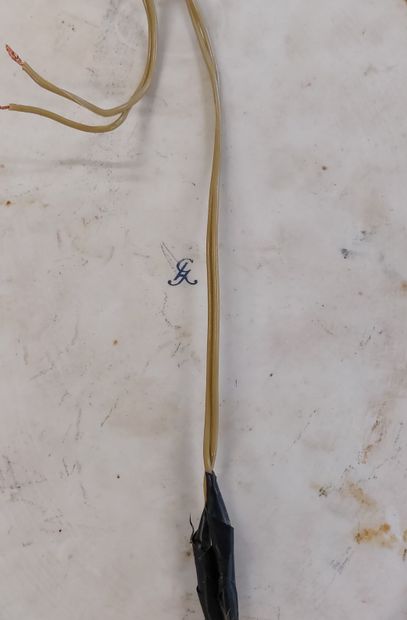 PAIRE D'APPLIQUES deux lumières, en bronze...