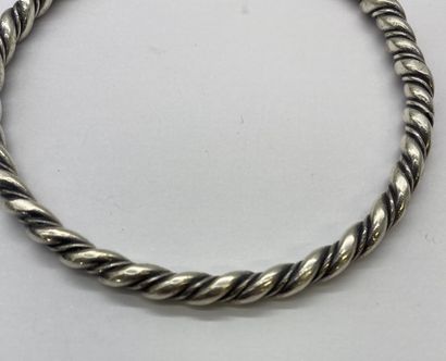 BRACELET 
Twisted silver setting.
Gross weight:...