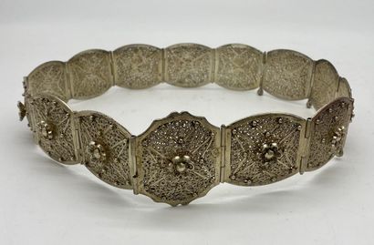 Silver belt with flower design
Crab hallmark
Weight...