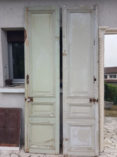 PAIR OF WOODEN DOORS in moulded oak
2.80...
