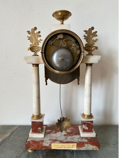 PENDULE PORTIQUE en marbre blanc et bronze...