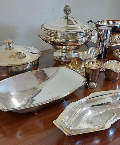 LOT OF SILVER METAL including : 
- 2 tureens
-...