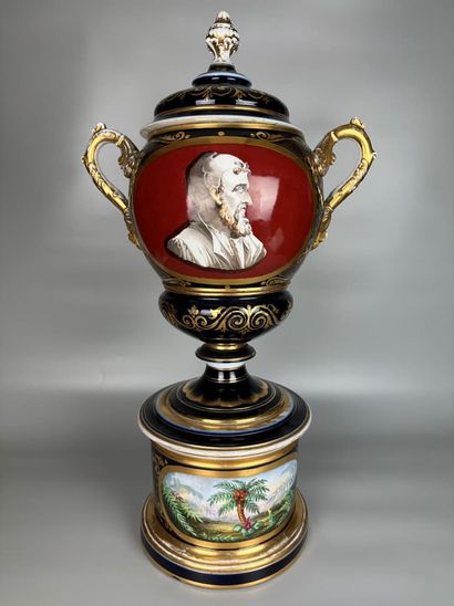 PARIS 
Important vase couvert en porcelaine,...