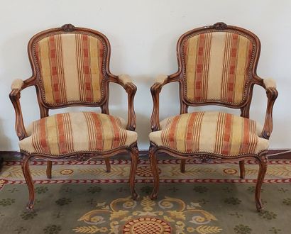 PAIRE DE FAUTEUILS en bois mouluré et sculpté
Style...
