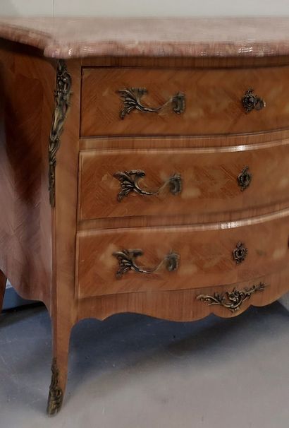 WOODEN VENEER COMMODE, three drawers, bronze...