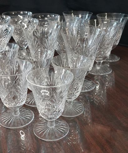 Cut crystal service including :
- 6 water...