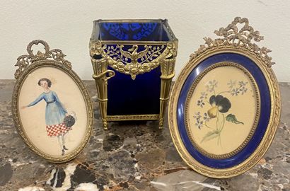 LOT including :
- 1 small blue glass and...