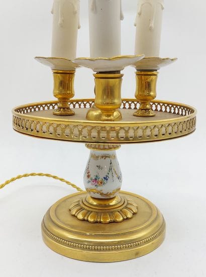 LAMPE BOUILLOTTE en bronze et porcelaine,...