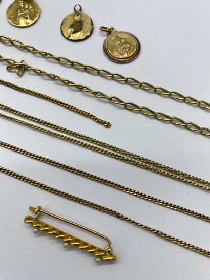 SET
- 5 religious medals in 18K yellow gold.
-...