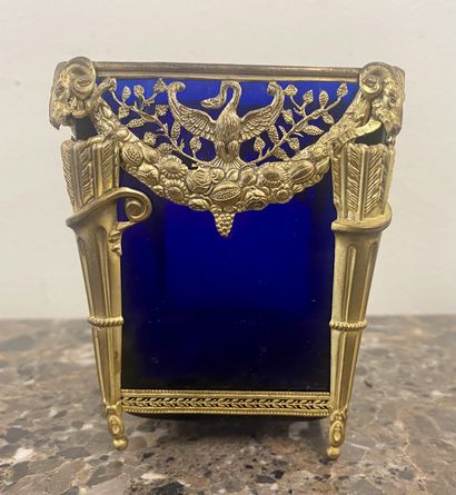 LOT including :
- 1 small blue glass and...
