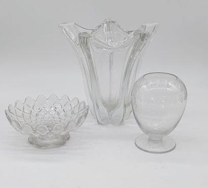 THREE crystal PIECES: 
- 1 small Baccarat-stamped...