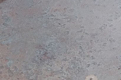 GUERIDON tripode, à galerie ajourée en laiton,...