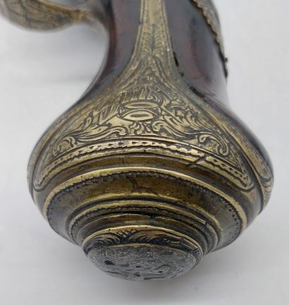 PISTOLET A SILEX en fer et laiton ciselé
L...