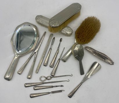 FORT LOT de métal argenté :
service à découper
couteaux...