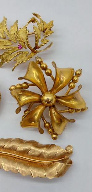 set of gold brooches
- leaf brooch
- floral...