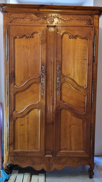 ARMOIRE RUSTIQUE en merisier mouluré et sculpté,...