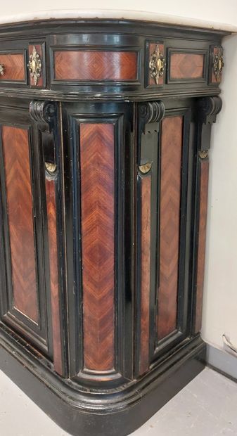 MEUBLE D'APPUI en bois noirci et bois de...