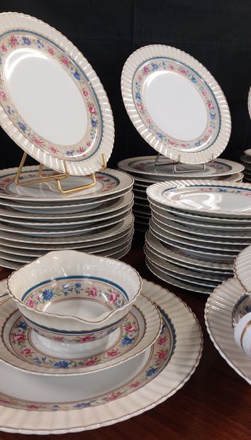 BERNARDAUD A LIMOGES
Porcelain dinner service...