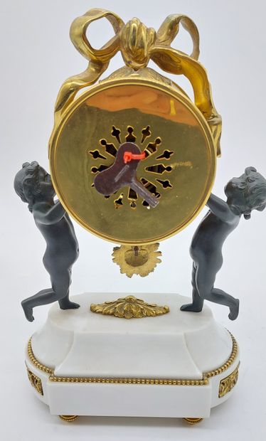 PENDULE en bronze doré et patiné, socle en...
