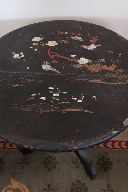 TABLE BASSE en bois laqué noir à décor de...