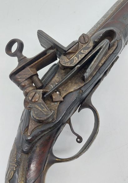 PISTOLET A SILEX en fer et laiton ciselé
L...