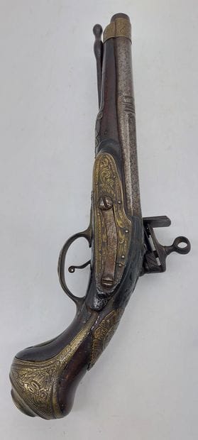 PISTOLET A SILEX en fer et laiton ciselé
L...