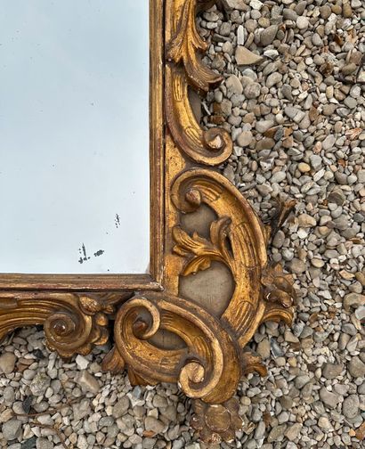 MIROIR de forme chantournée en bois doré,...