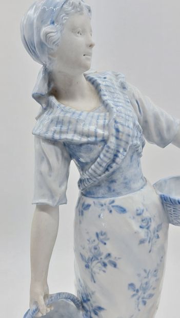 PAYSANNE AUX PANNIERS in porcelain 
H : 47...
