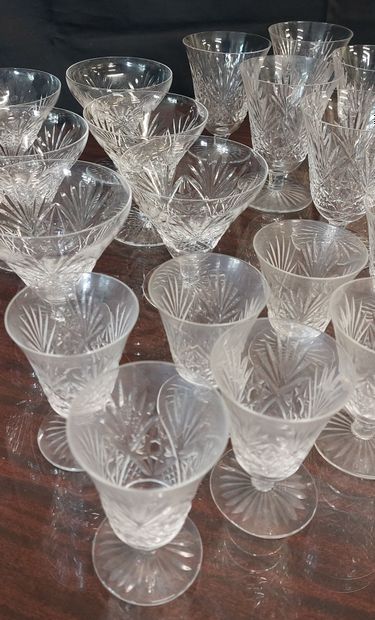 Cut crystal service including :
- 6 water...