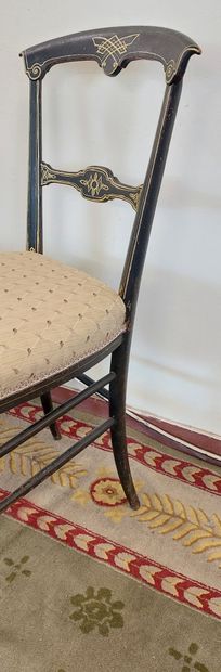 PAIRE DE CHAISES en bois noirci et doré
Epoque...