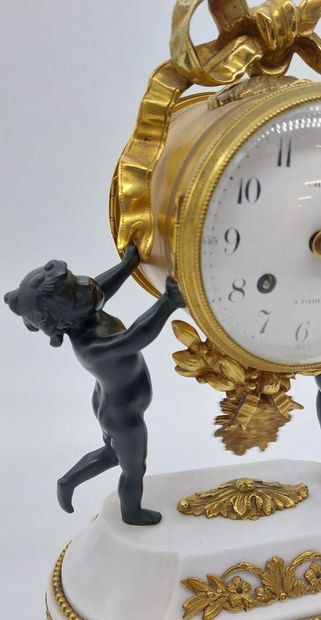 PENDULE en bronze doré et patiné, socle en...