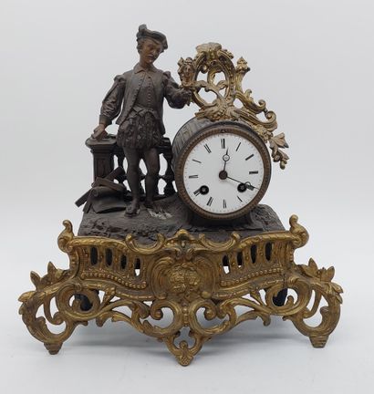 PENDULE en régule doré et patiné, surmontée...