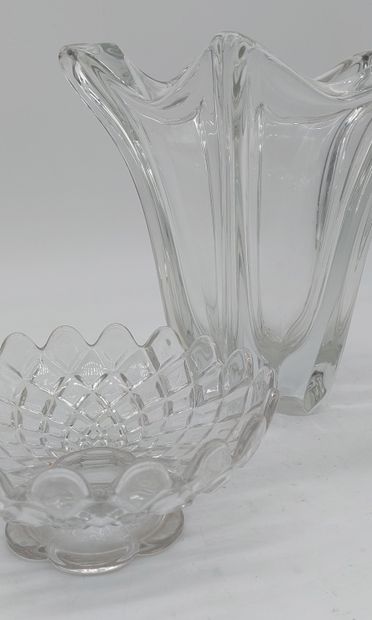 THREE crystal PIECES: 
- 1 small Baccarat-stamped...
