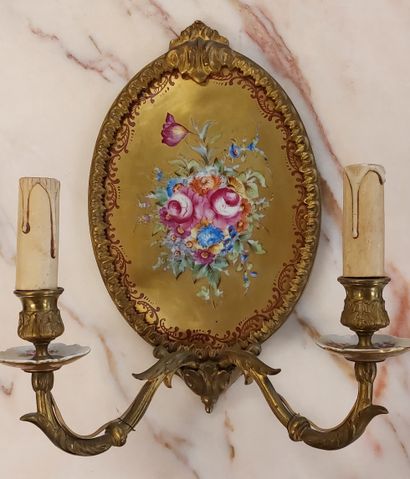 PAIRE D'APPLIQUES deux lumières, en bronze...
