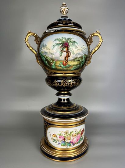 PARIS 
Important vase couvert en porcelaine,...