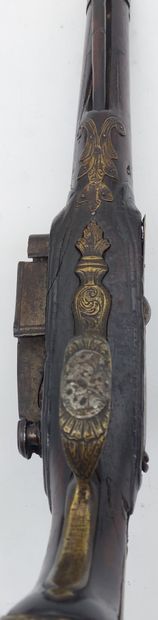 PISTOLET A SILEX en fer et laiton ciselé
L...
