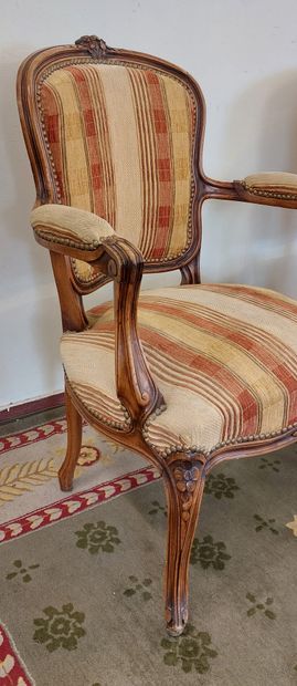 PAIRE DE FAUTEUILS en bois mouluré et sculpté
Style...