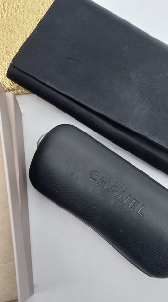 LOT comprenant :
- une pochette noire
- un...